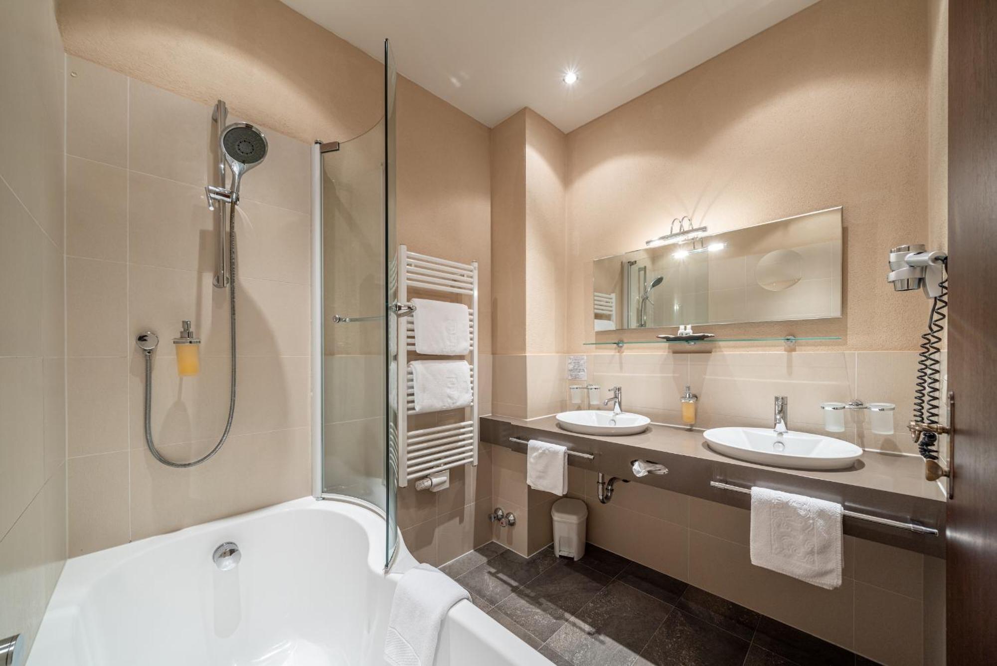 Hotel Madeleine Обергургл Екстериор снимка